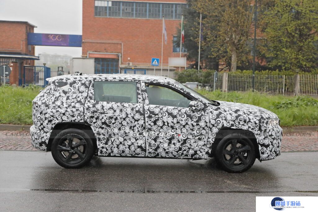 Jeep 纯电新款指南者 Compass 原型 SUV 路测图曝光：预计 321 马力